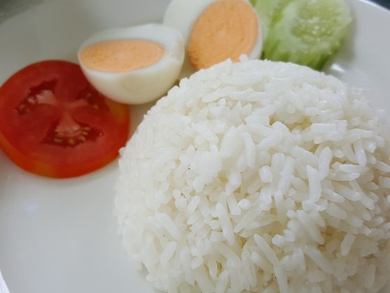 Alguns especialistas em culinária recomendam a pré-lavagem do arroz para reduzir o amido e deixá-lo menos pegajoso (Foto: Pexels)