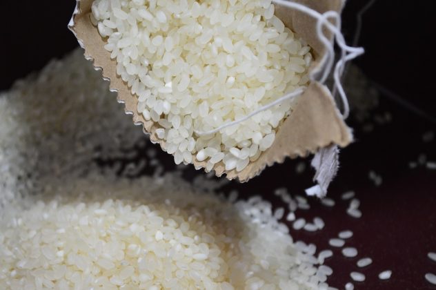 A lavagem, por sua vez, também pode eliminar nutrientes importantes, afetando a nutrição em pessoas que consomem muito arroz (Foto: Pexels)