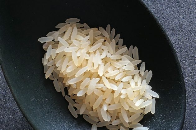 Estudos, no entanto, mostram que a lavagem não altera a pegajosidade do arroz, que depende da amilopectina liberada durante o cozimento (Foto: Pexels)