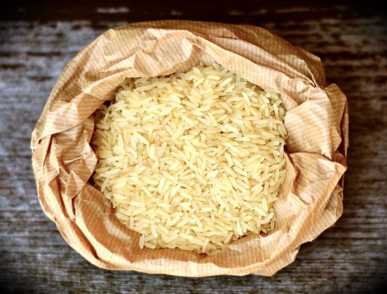 A decisão de lavar o arroz deve considerar o tipo de grão e as preocupações com a saúde (Foto: Pexels)