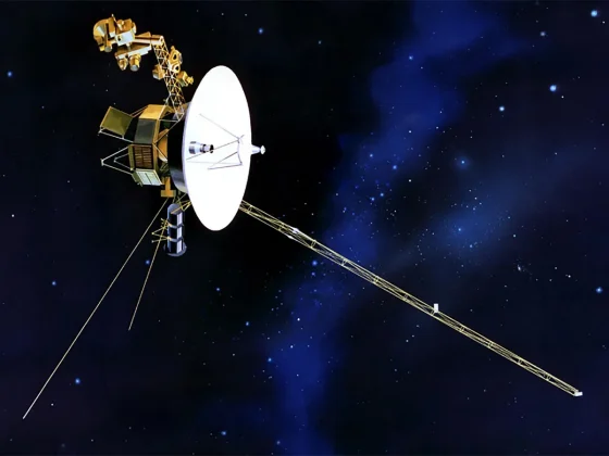 A Voyager 1 agora está capturando informações sobre ondas de plasma, campos magnéticos e partículas. (Foto: Nasa)