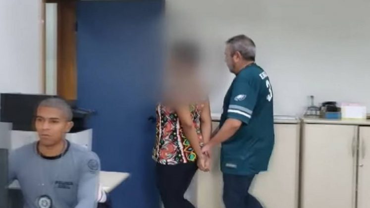 Uma mulher foi presa acusada de espancar até a morte seu enteado de apenas três anos, em Casimiro de Abreu, na região serrana do Rio de Janeiro. (Foto: YouTube)