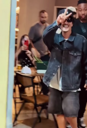 Bruno Mars surpreendeu ao aparecer em um bar em Belo Horizonte. (Imagem: reprodução vídeo instagram)