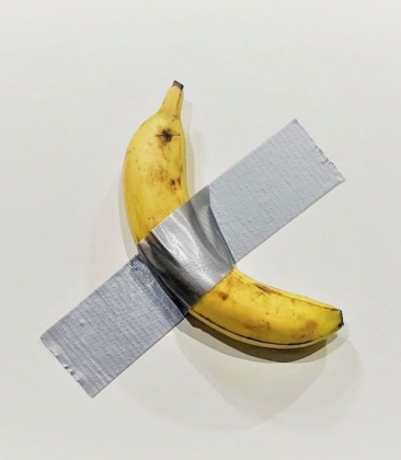 Uma banana fixada à parede com fita adesiva foi leiloada por US$ 6,2 milhões (Imagem: reprodução instagram)