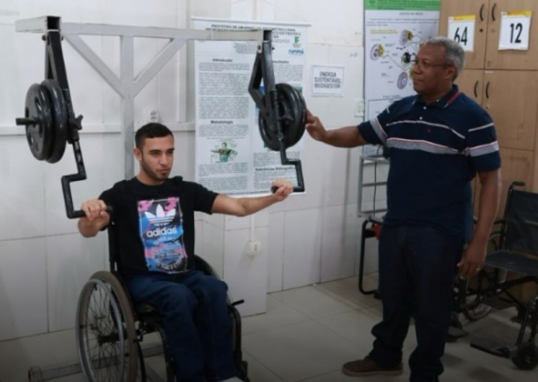 O IFMA projetou um dispositivo ergonômico para paraplégicos realizarem exercícios físicos. (Imagem: reprodução instagram)