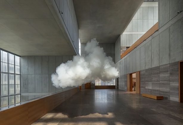 Um borrifador é usado para criar uma parede de vapor d'água antes da formação da nuvem (Foto: Reprodução/Isntagram/@berndnaut)