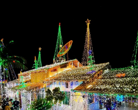 A tradição da Casa Iluminada começou em 1996 com 1.500 luzes decorativas (Imagem: reprodução instagram)