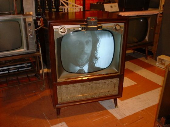 As TVs antigas eram feitas com madeira. As primeiras televisões tinham caixas de madeira trabalhada, parecendo mais móveis do que eletrônicos (Foto: Drh4683, Public domain, via Wikimedia Commons)