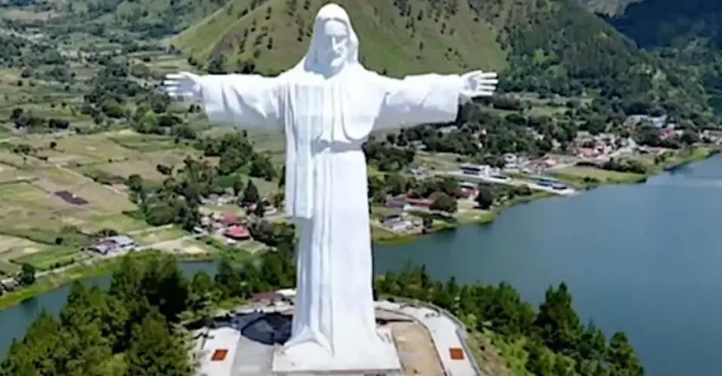 No norte da ilha de Sumatra, na Indonésia, está o maior monumento dedicado a Jesus Cristo: ele possui 61 metros de altura, o que são 23 metros maior do que o Cristo localizada na cidade maravilhosa. (Foto: Divulgação)