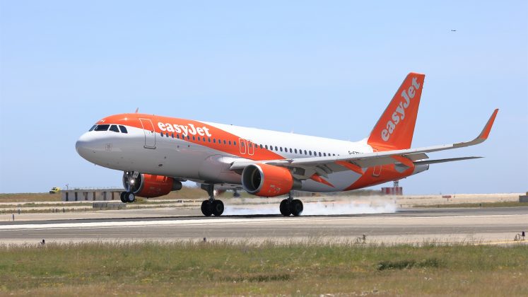 O chefe de cabine, que ofereceu o lanche, também foi dispensado da companhia aérea europeia easyJet. (Foto: easyJet)