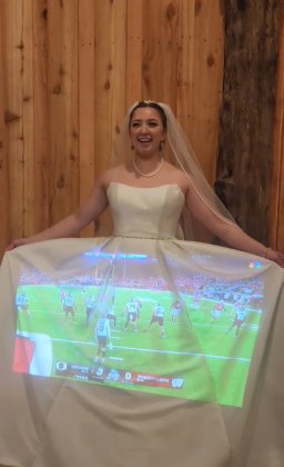 Noiva fanática por futebol transforma seu vestido em tela para projetar jogo no dia de seu casamento (Foto: Reprodução/TikTok/@lost_in_the_trees_media)