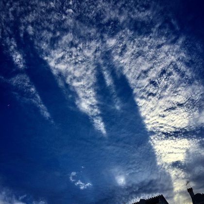 A sombra de montanha no céu ocorre quando o Sol nasce em um ângulo baixo. (Imagem: reprodução Instagram)