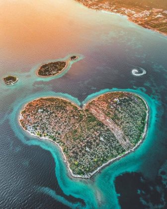 O formato de coração da ilha é visível do céu, tornando-se um símbolo romântico. (Imagem: reprodução Instagram)