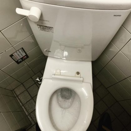 O Standard Toilet visa aumentar a produtividade ao reduzir o tempo de descanso no trabalho. (Imagem: instagram)