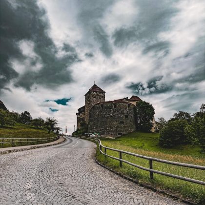 Cercado por Suíça e Áustria, Liechtenstein tem uma localização estratégica na Europa. (Imagem: reprodução instagram)