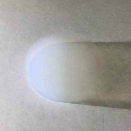 Seu toque esponjoso e leve faz o aerogel ser comparado a uma névoa congelada. (Imagem: reprodução instagram)