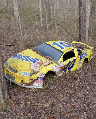 Um carro lendário da NASCAR aparece abandonado em uma floresta. (Imagem: instagram)