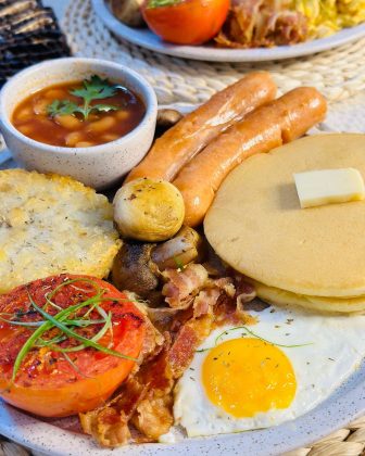 A refeição inclui ovos, bacon, salsichas, feijão cozido, tomates e cogumelos. (Imagem: reprodução Instagram)