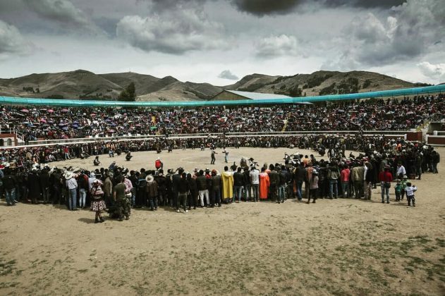 As brigas no Takanakuy têm um propósito simbólico de resolver conflitos. (Imagem: instagram)