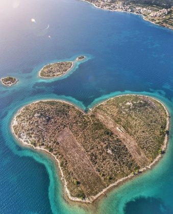 Próxima à cidade de Zadar, Galesnjak é um refúgio para quem busca tranquilidade e contato com a natureza. (Imagem: reprodução Instagram)