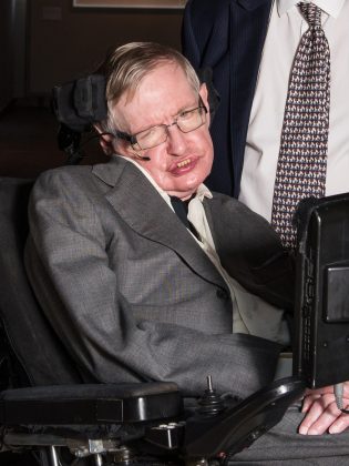 O menino também superou o QI do físico teórico Stephen Hawking, que marcou 160 (Foto: John Cairns, CC BY 4.0, via Wikimedia Commons)