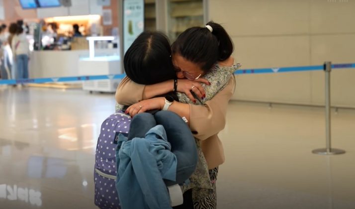 O reencontro emocionante aconteceu no 25 de outubro, em um aeroporto em Seul (Foto: Reprodução/The Korea Herald)