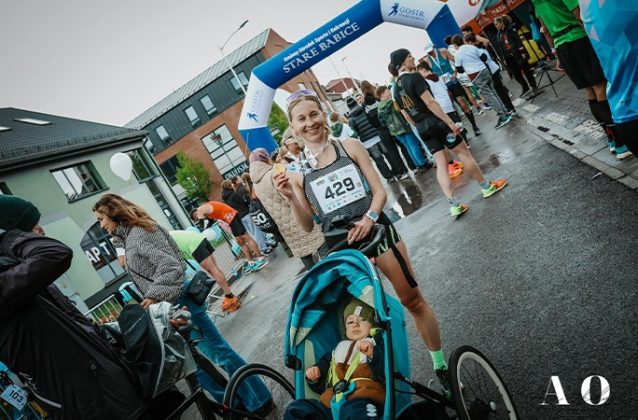 Mãe bate recorde ao correr 10 km empurrando carrinho de bebê (Foto: Reprodução/Guinness World Records)