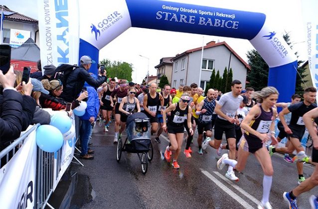 Ela conquistou esse feito em abril, durante um evento em Stare Babice, na Polônia, com seu filho Oleksander, que na época tinha 1 ano e 7 meses (Foto: Reprodução/Guinness World Records)