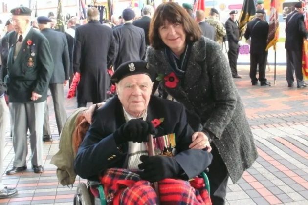 Sue Butler, filha do cabo Andrzej Gasior, descreve Wojtek como um símbolo de união entre os soldados (Foto: Sue Butler/BBC News)