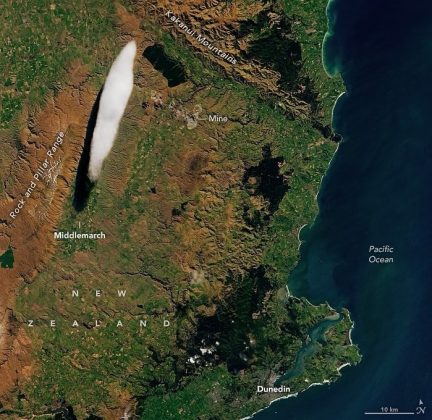 Localizada entre Middlemarch e Hyde, na região de Otago, Nova Zelândia, essa formação é famosa por seu formato incomum e imóvel, sendo frequentemente confundida com OVNIs há mais de um século (Foto: NASA Earth Observatory/Landsat)