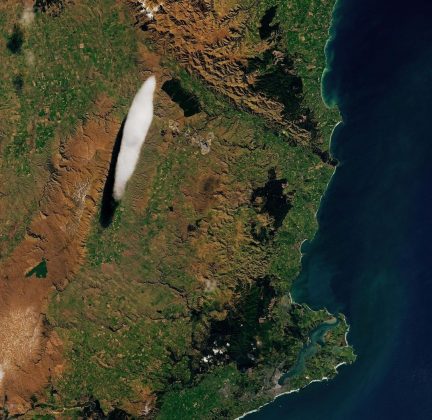 A comunidade local adotou a nuvem como um “mascote atmosférico”, apelidando-a de “Taieri Pet” (Foto: NASA Earth Observatory/Landsat)