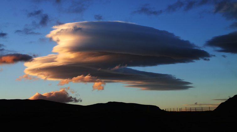 O MetService da Nova Zelândia explica que a “Taieri Pet” é uma nuvem lenticular altocumulus, conhecida como “pilha de panquecas” (Foto: Pixabay)