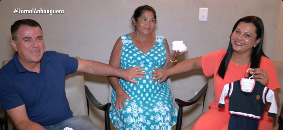 Mulher de 61 anos engravida para ajudar sobrinha a realizar o sonho de ser mãe (Foto: Reprodução/TV Anhanguera)