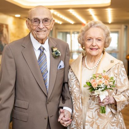 Bernard Snyder, de 98 anos, e Jo Cartwright, de 96, ambos viúvos, se casaram após se conhecerem em uma casa de repouso (Foto: Michael Minasi/KUT News)