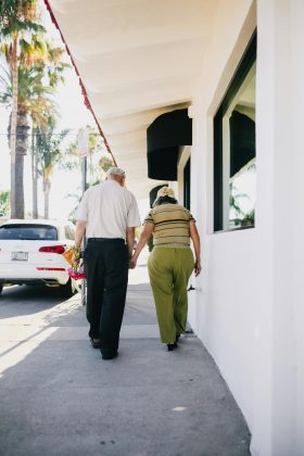 Após a perda de seus cônjuges, Bernard e Jo começaram a se aproximar durante jantares e caminhadas na casa de repouso (Foto: Pexels)