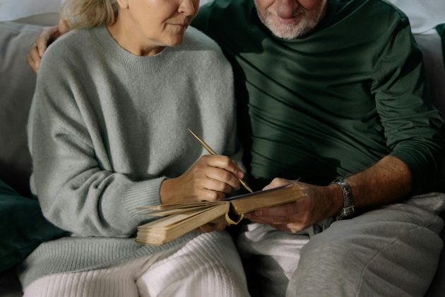 Bernard e sua primeira esposa haviam se mudado para a casa de repouso em 2017, após 73 anos juntos; Jo também se mudou para lá após a morte do marido, com quem foi casada por 67 anos (Foto: Pexels)