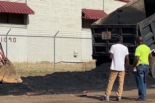 Durante o reparo, o veículo descarregou asfalto quente sobre ele, cobrindo todo o seu corpo e causando ferimentos fatais (Foto: WJTV 12 Notícias/Youtube)