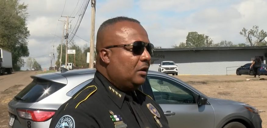 O chefe de polícia Joseph Wade descreveu o incidente como “horrível” e expressou seus sentimentos à família de Sheriff (Foto: WJTV 12 Notícias/Youtube)