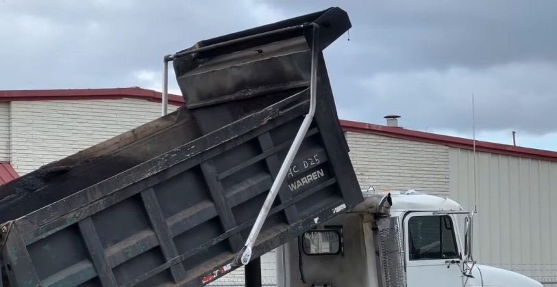 O incidente ocorreu na manhã de 4 de novembro, na empresa AJ Materials, em Jackson, enquanto Sheriff tentava consertar um problema em seu caminhão basculante (Foto: WJTV 12 Notícias/Youtube)