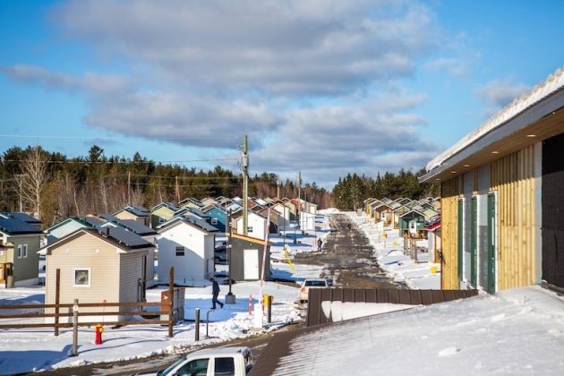 Ele fundou a comunidade 12 Neighbours, em Fredericton, com o objetivo de abrigar e gerar empregos para pessoas em situação de rua (Foto: Reprodução/X)