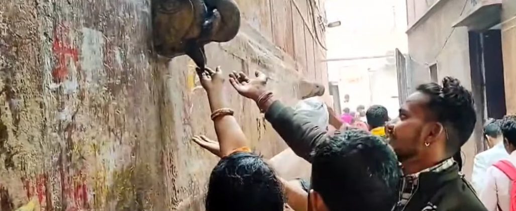 Eles acreditavam que o líquido era Charan Amrit, a água sagrada dos pés do Senhor Krishna (Foto: Reprodução/YouTube/News State)