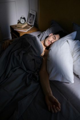 Se você sente necessidade de dormir apoiado em vários travesseiros, isso pode ser um sinal de alerta importante para a sua saúde (Foto: Pexels)