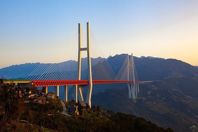 Você sabia? A ponte mais alta do mundo tem 565 metros de altura e está localizada na China (Foto: Shakyisles/Wikimedia Commons)