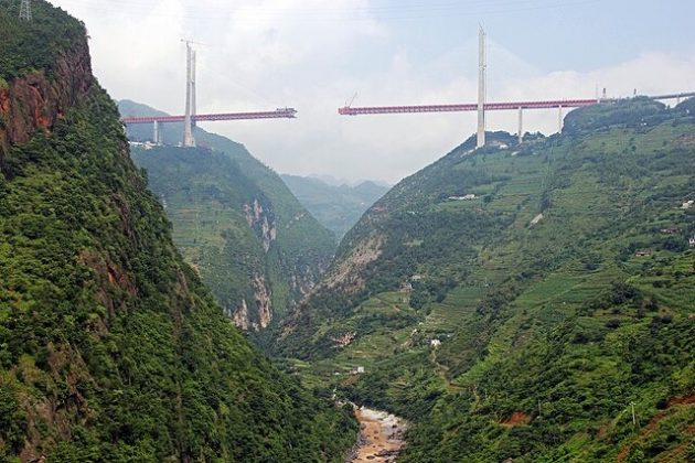 A Beipanjiang se sustenta com cabos de alta tensão que distribuem a carga de maneira uniforme, evitando que a estrutura se ondule (Foto: HighestBridges/Wikimedia Commons)