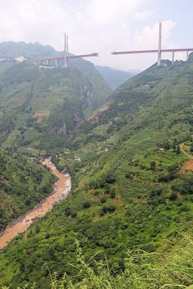 Construir a ponte foi um grande desafio devido ao terreno acidentado e aos ventos fortes da região (Foto: HighestBridges/Wikimedia Commons)