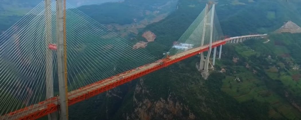 A Ponte Beipanjiang cruza o Vale do Rio Beipan, na China, ligando as províncias de Guizhou e Yunnan (Foto: Reprodução/YouTube/CGTN)