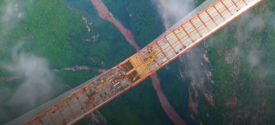 Concluída em 2016, ela a ponte uma rota para carros e caminhões que antes era inacessível (Foto: Reprodução/YouTube/CGTN)