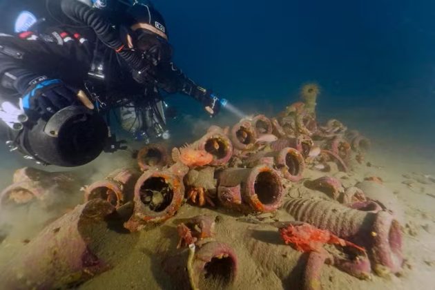 Pesquisadores italianos fizeram uma descoberta surpreendente ao encontrar uma carga intacta no local de um naufrágio ocorrido há quase 2 mil anos (Foto: Reprodução/Facebook/Soprintendenza del Mare)