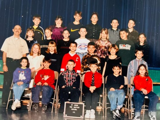 Tudo começou em 1998, quando Makenzie Van Eyk, na época aluna do quarto ano, participou de uma dinâmica criada pelo professor Roland St. Pierre (Foto: Makenzie Van Eyk/CBC)