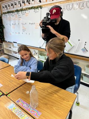 Na escola, a professora descobriu que a mãe de Scarlet, colega de classe de River, havia escrito a mensagem (Foto: Amy Dodge/CBC)